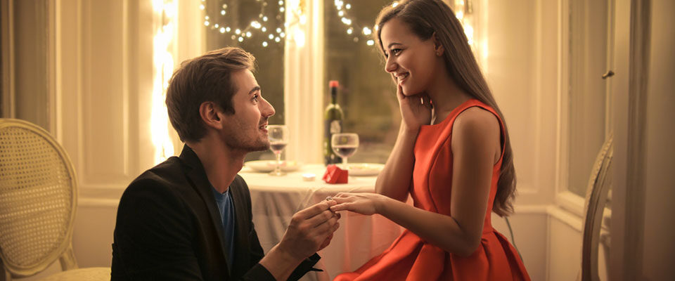 a man proposing a beautiful woman in a restaurant